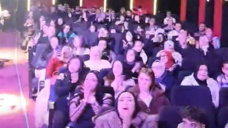 الجمهور يغني