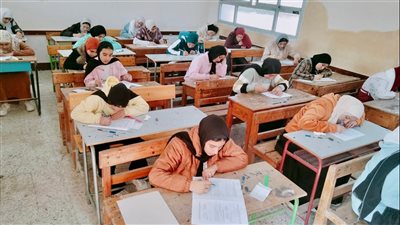 أولياء أمور يشكون تأخر تسليم أوراق امتحانات الشهادة الإعدادية ويطالبون بتعويض 