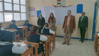 مدير تعليم أسيوط يتفقد لجان امتحانات مدارس القوصية للاطمئنان على سيرالامتحانات