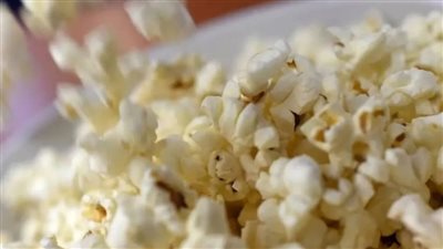 قبل أن تضغط زر الميكروويف.. ماذا يفعل الفشار الجاهز بجسمك؟ 	