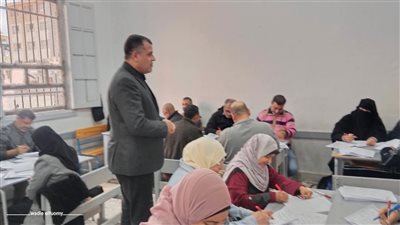 مدير تعليم دمياط يتابع أعمال تصحيح الشهادة الإعدادية ويوجه بالدقة والانضباط