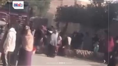 أهالي قرية حنس يغلقون الطريق مستخدمين النخل احتجاجًاعلى قطع مياه الشرب بالفيوم