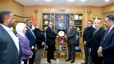 رئيس جامعة المنصورة يستقبل وفد معهد أمراض القلب التنزاني لبحث التعاون الطبي