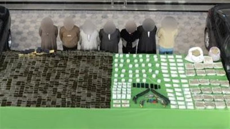 المتهمون مع المضبوطات