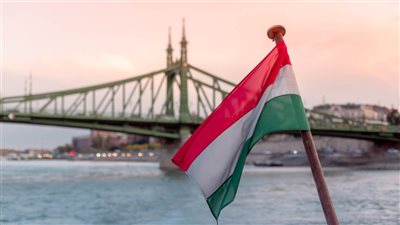 تصاعد التوتر بين واشنطن وبروكسل: لماذا يدعم ترامب أوربان في انتخابات المجر؟