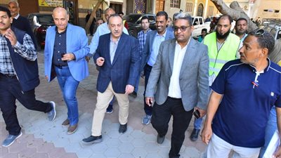 محافظ أسيوط يتابع ميدانيًا أعمال الإنترلوك بشارع المدارس بأبنوب 