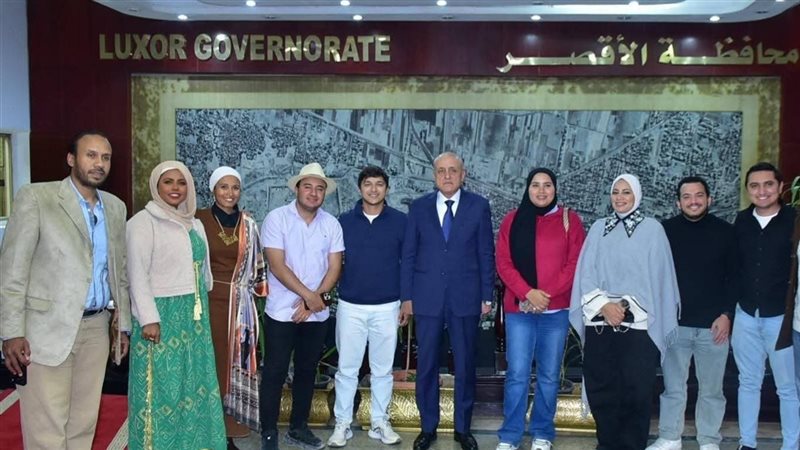 محافظ الأقصر وصورة