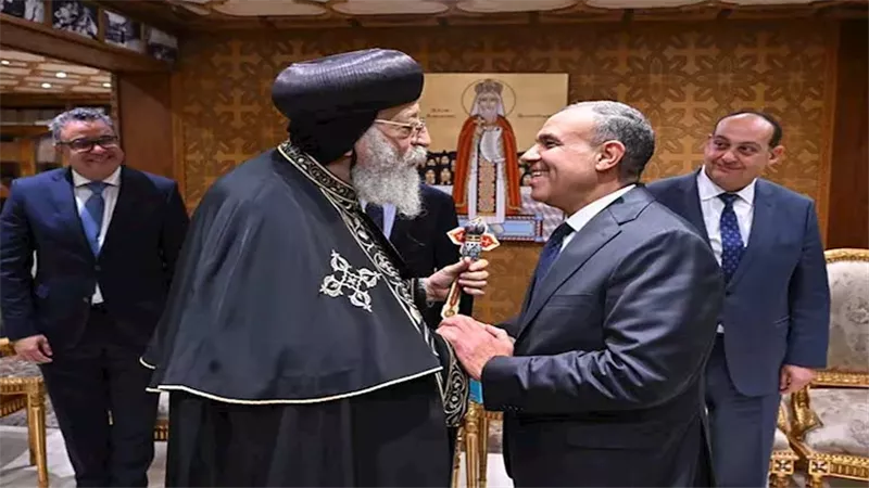 وزير الخارجية وقداسة