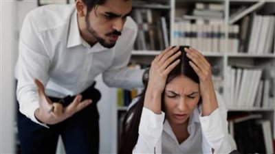 كيف تتعاملين مع الشخص المتسلط وكثير الانتقاد دون أن تفقدي أعصابك؟ 	