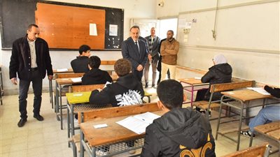 محافظ أسيوط يطوف لجان الإعدادية: سير الامتحانات منتظم وبدون شكاوى