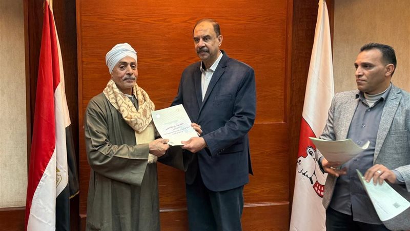 تسليم العقود  للمواطنين