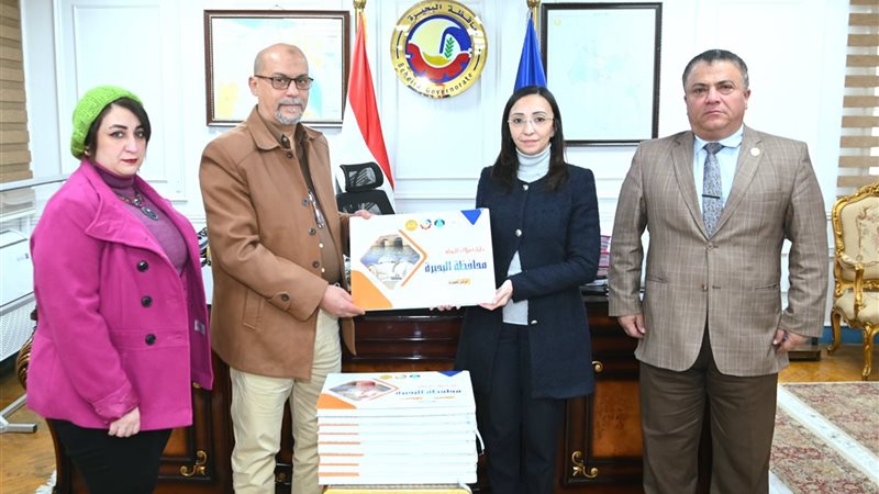 محافظ البحيرة تستلم