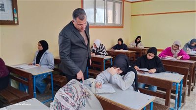 انضباط وهدوء..  مدير تعليم دمياط يتفقد امتحانات الشهادة الإعدادية  
