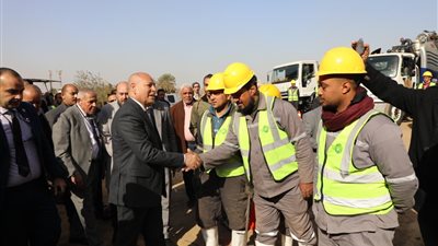 محافظ القاهرة يفتتح مشروع مد خطوط الصرف الصحي بالزاوية الحمراء