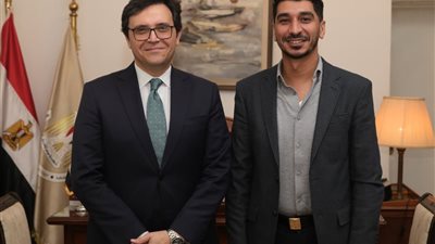 وزير الثقافة يلتقي المخرج كريم الشناوي لبحث التعاون ودعم التجارب السينمائية 