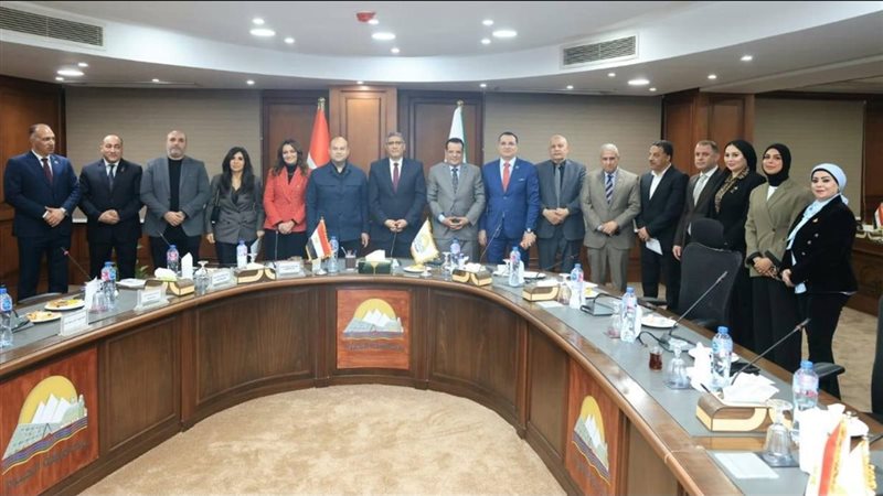  جانب من لقاء محافظ