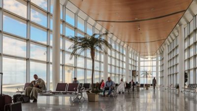 أزمة في مطار برج العرب.. معتمرو الإسكندرية يرفضون تأجيل رحلتهم
