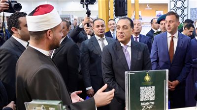 رئيس الوزراء يتفقد جناح «بيت الزكاة والصدقات» بمعرض القاهرة الدولي للكتاب