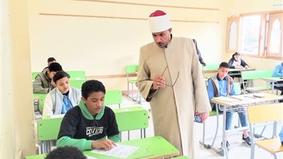 رئيس منطقة السويس الأزهرية يتابع امتحانات الشهادتين الابتدائية والإعدادية