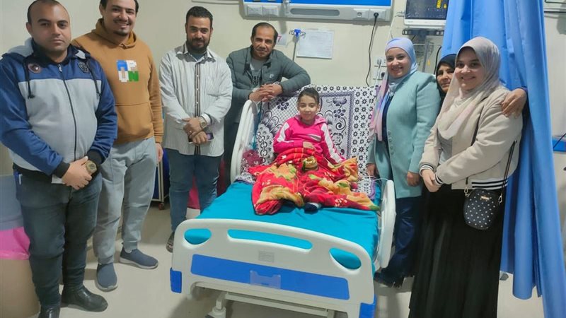 الطفلة واسرتها بمستشفى