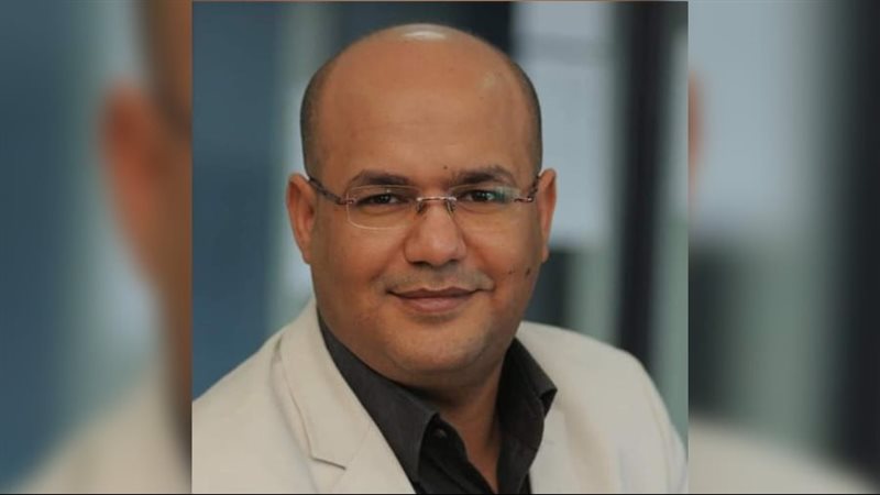 الكاتب الصحفي أشرف