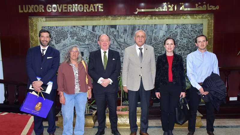 محافظ الأقصر وسفير
