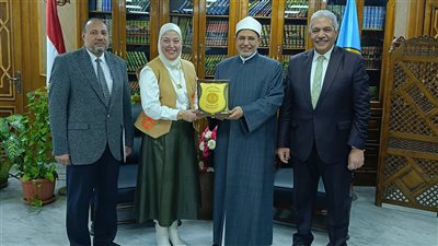 بعد تعيينها بالبرلمان.. جامعة الأزهر تكرم هناء عبد الحميد عميدة الطب السابقة