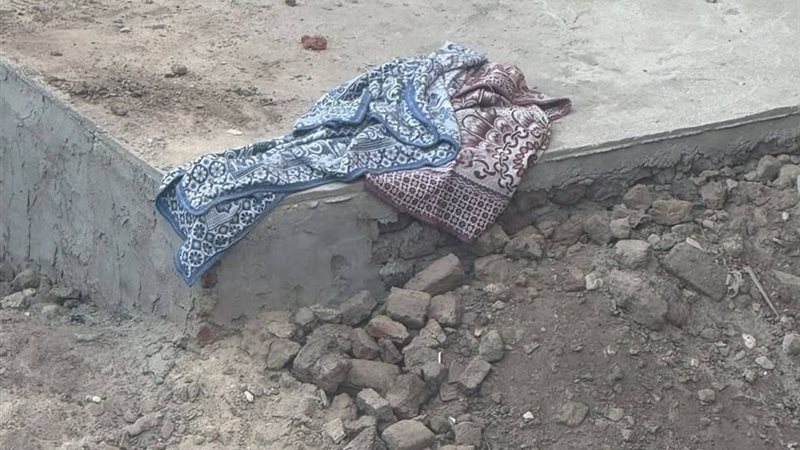 عامل ينبش قبر والده