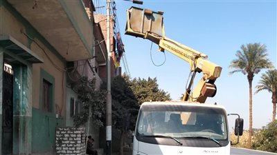 محافظ أسيوط يعلن تنفيذ أعمال صيانة وتركيب كشافات إنارة بقرية صنبو بديروط