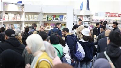تخفيضات 20%.. إقبال جماهيري كبير على جناح هيئة الكتاب