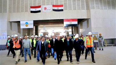وزير النقل يجري جولة مهمة لمتابعة شبكة القطار الكهربائي السريع