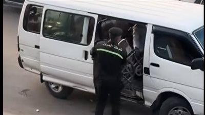 خطف القلوب.. ضابط مرور يساعد شخصًا من ذوي الهمم والجمهور يُشيد به  