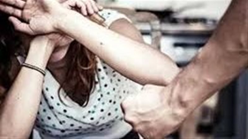 اب يتعدى على ابنته