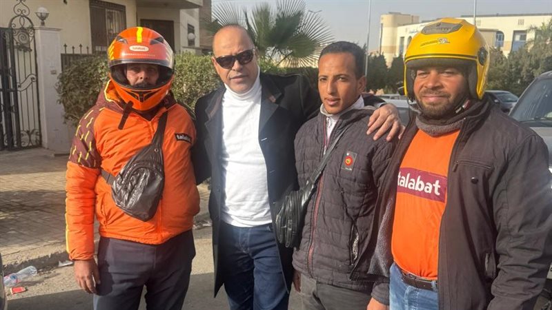 وزير العمل مع عمال