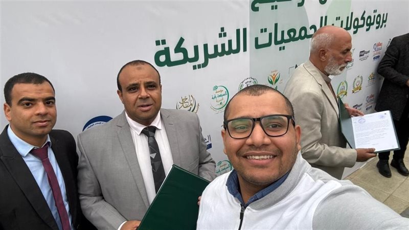 جانب من التوقيع