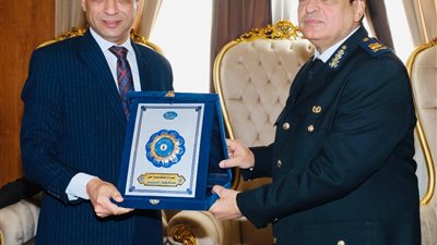 محافظ السويس يهنئ قيادات الأمن ويشيد بدور رجال الشرطة