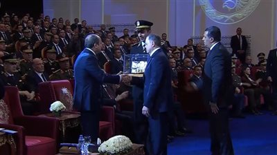 وزير الداخلية يقدم هدية تذكارية للرئيس السيسي تجسيدًا لمعاني الاعتزاز والعرفان
