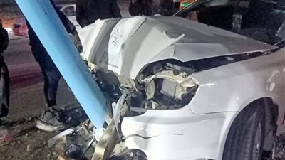 إصابة شخص في حادث تصادم سيارة بعامود إنارة أمام  مطافي المستقبل بالسويس