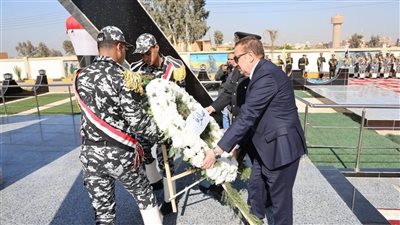محافظ المنوفية ومدير الأمن يضعان إكليل الزهور على النصب التذكاري لشهداء الشرطة