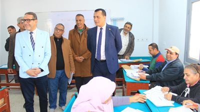 لا تهاون في حقوق الطلاب.. وكيل تعليم سوهاج يتفقد أعمال تصحيح الشهادة الإعدادية