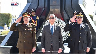 محافظ الفيوم ومدير الأمن يضعان إكليل الزهور على النصب التذكاري لشهداء الشرطة