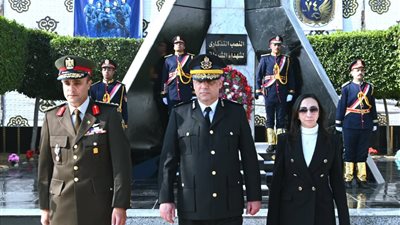 محافظ البحيرة ومدير الأمن يضعان إكليل الزهور على النصب التذكاري لشهداء الشرطة