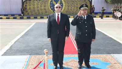 محافظ بنى سويف ومدير الأمن يضعان إكليل الزهور على النصب التذكاري لشهداء الشرطة