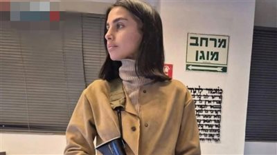 ليست المرة الأولى.. مذيعة بقناة 12 العبرية تظهر بالسلاح  