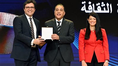 رئيس الوزراء يسلم وزير الثقافة جائزة التميز الحكومي في مجال تكافؤ الفرص 