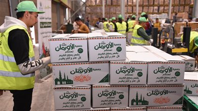 استعدادًا لشهر رمضان المعظم.. تجهيز وتعبئة 15 ألف كرتونة مواد غذائية بالبحيرة
