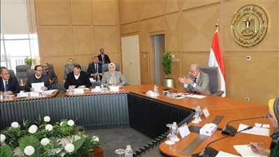 وزير الكهرباء يتابع مشروعات الطاقات المتجددة وخفض استخدام الوقود الأحفوري