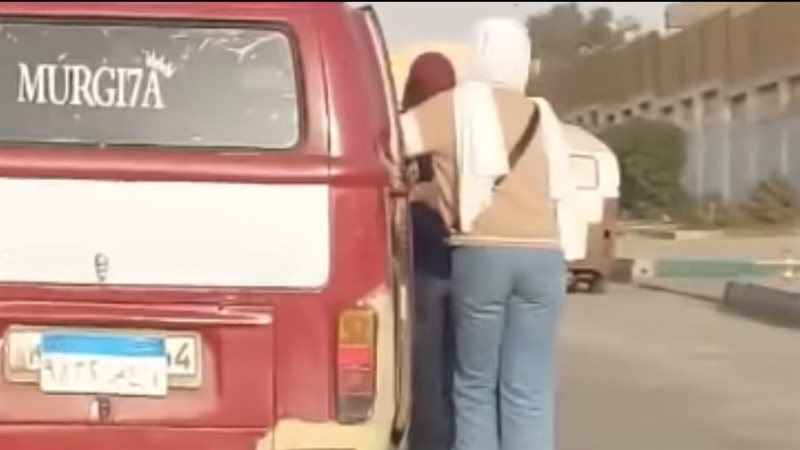 الفتاتين