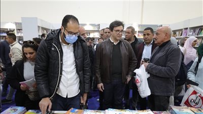 وزير الثقافة يتفقد معرض القاهرة الدولي للكتاب في يومه الخامس