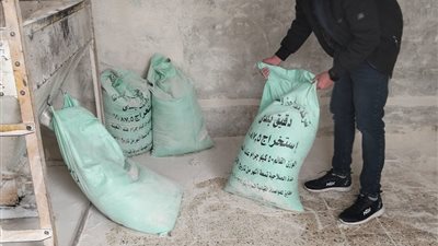 ضبط منخل وبداخلة 94شيكارة دقيق ونخالة مهربين بكفر الدوار